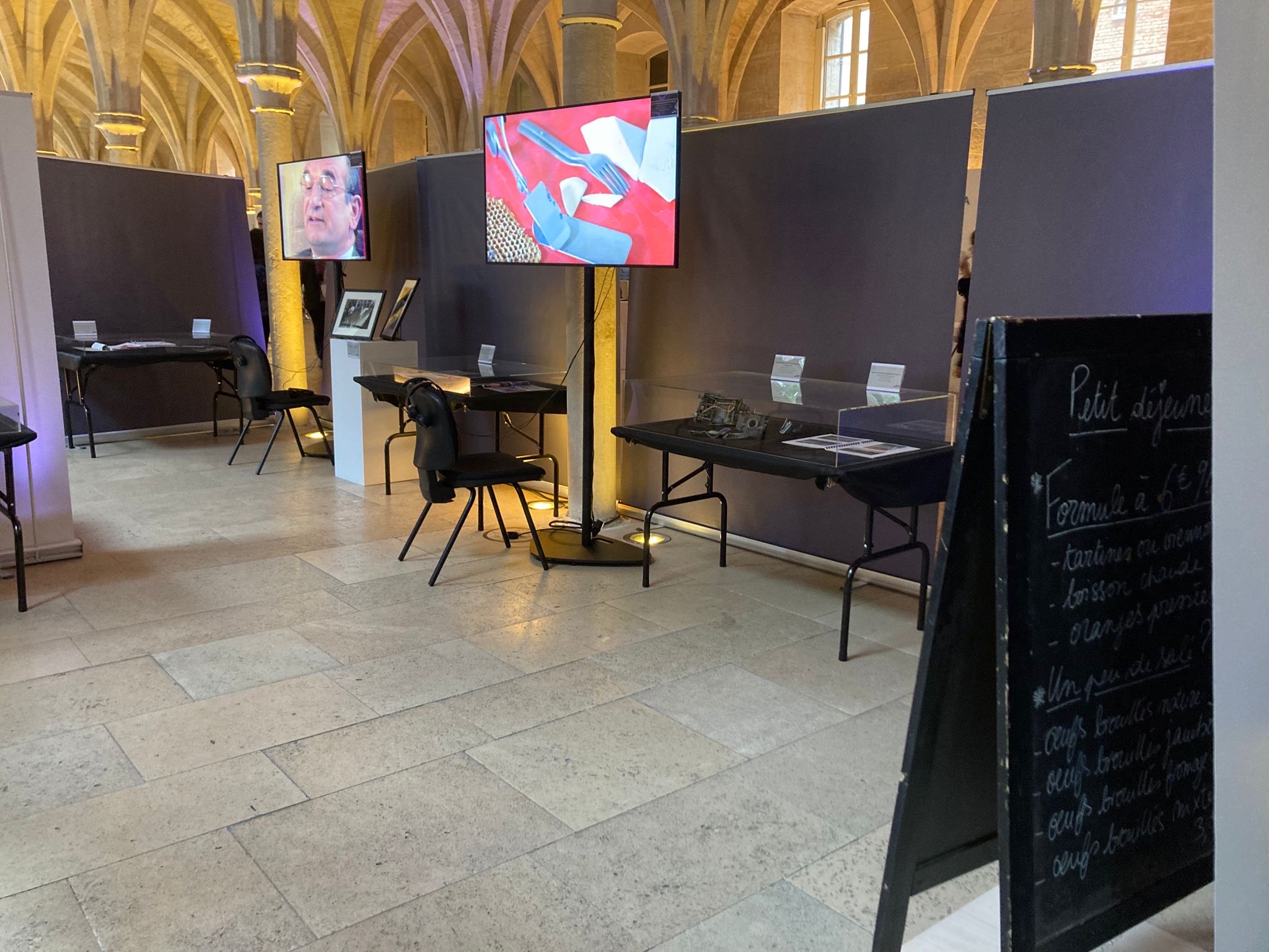 photographie de l'exposition présentant divers objets