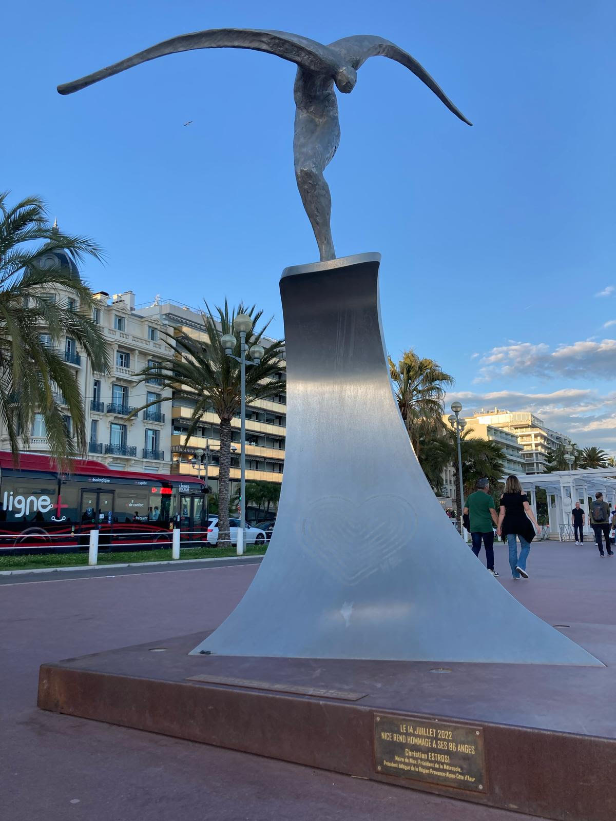 photographie de l'Ange de la baie, une sculpture réalisée en hommage aux victimes de l'attentat de Nice