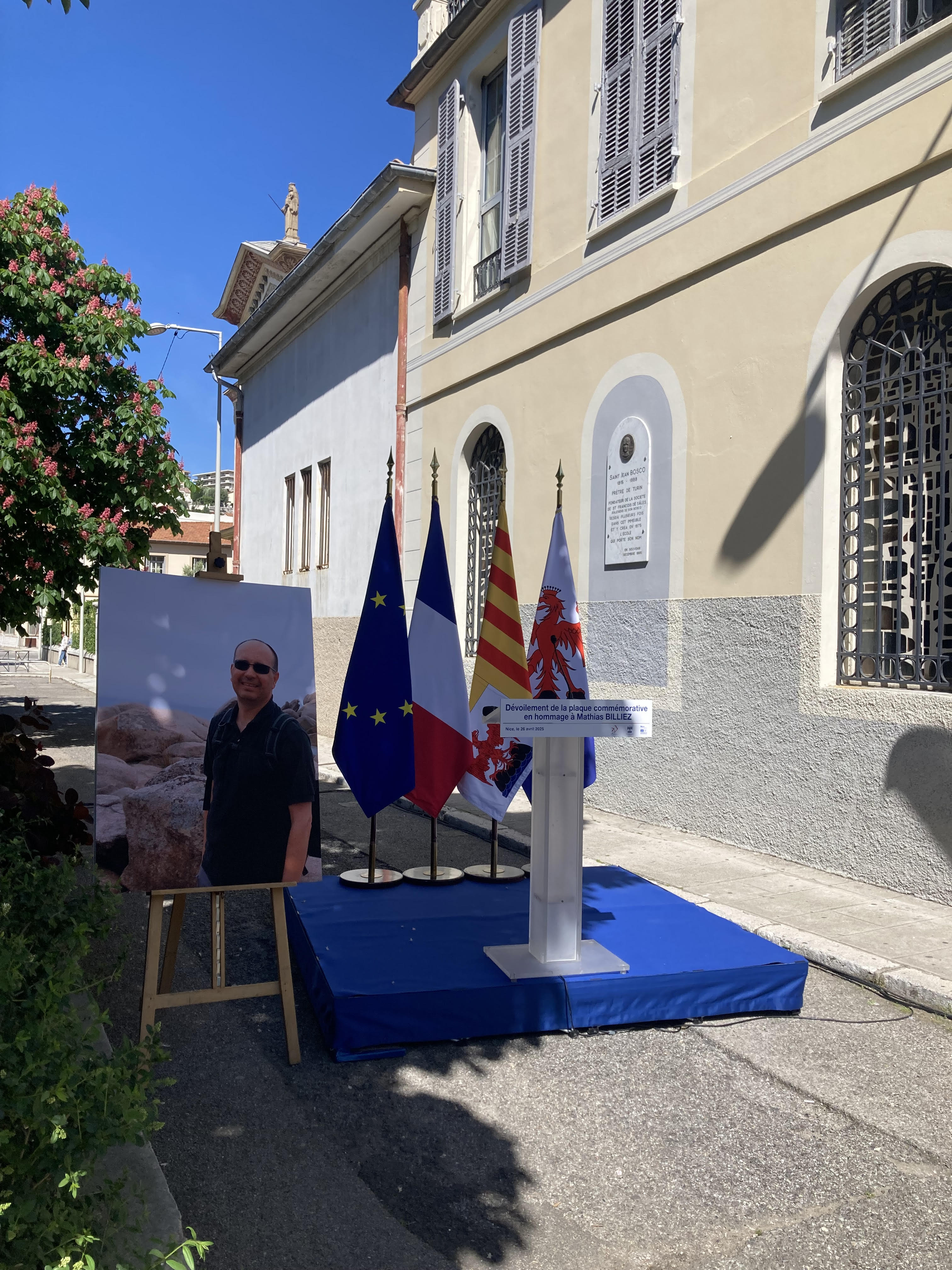photographie d'une cérémonie d'hommage en mémoire d'une victime de l'attentat de Nice
