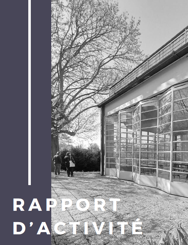 Photo en noire et blanc du bâtiment