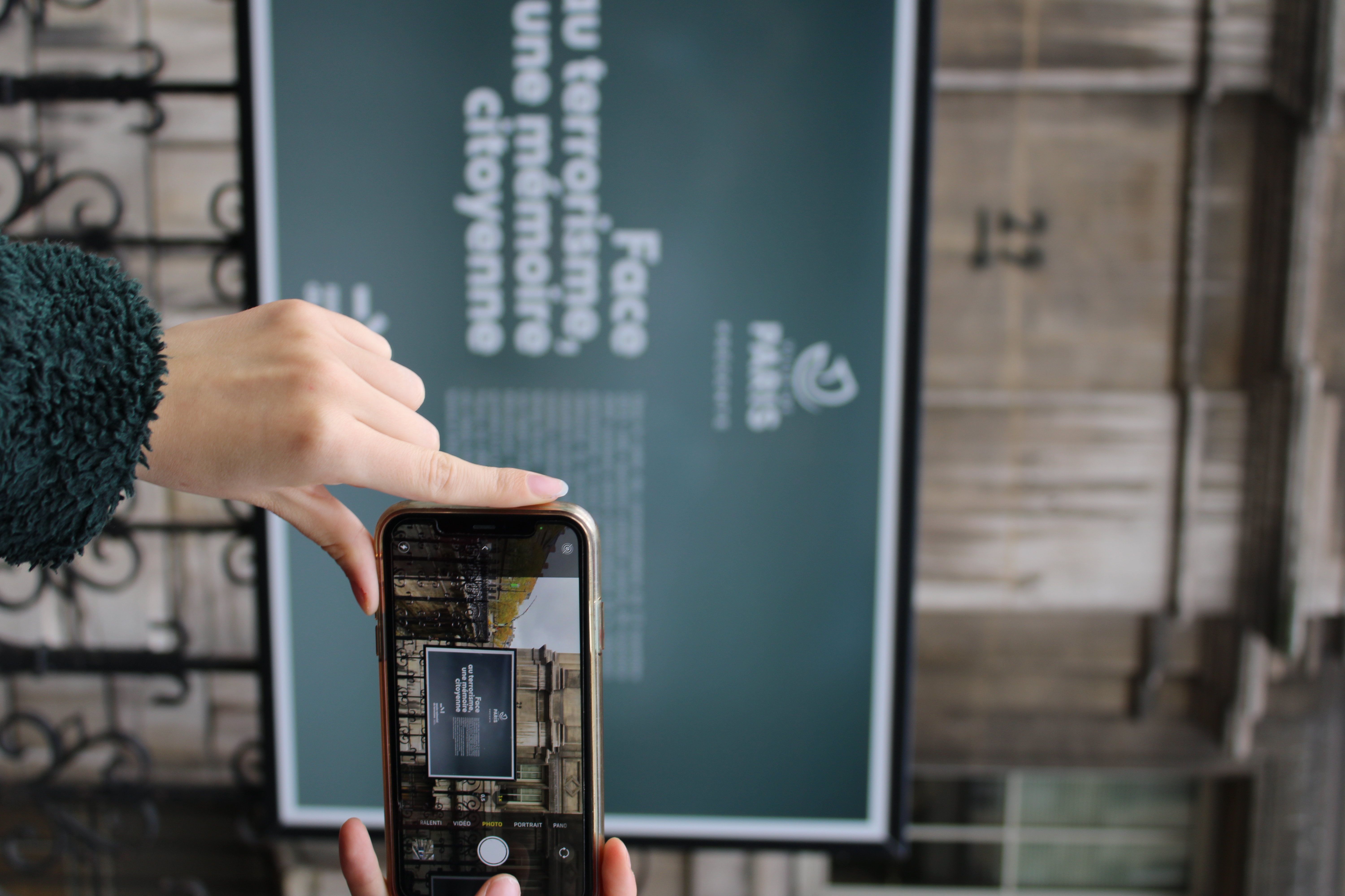 Exposition sur les grilles de l'hôtel de ville