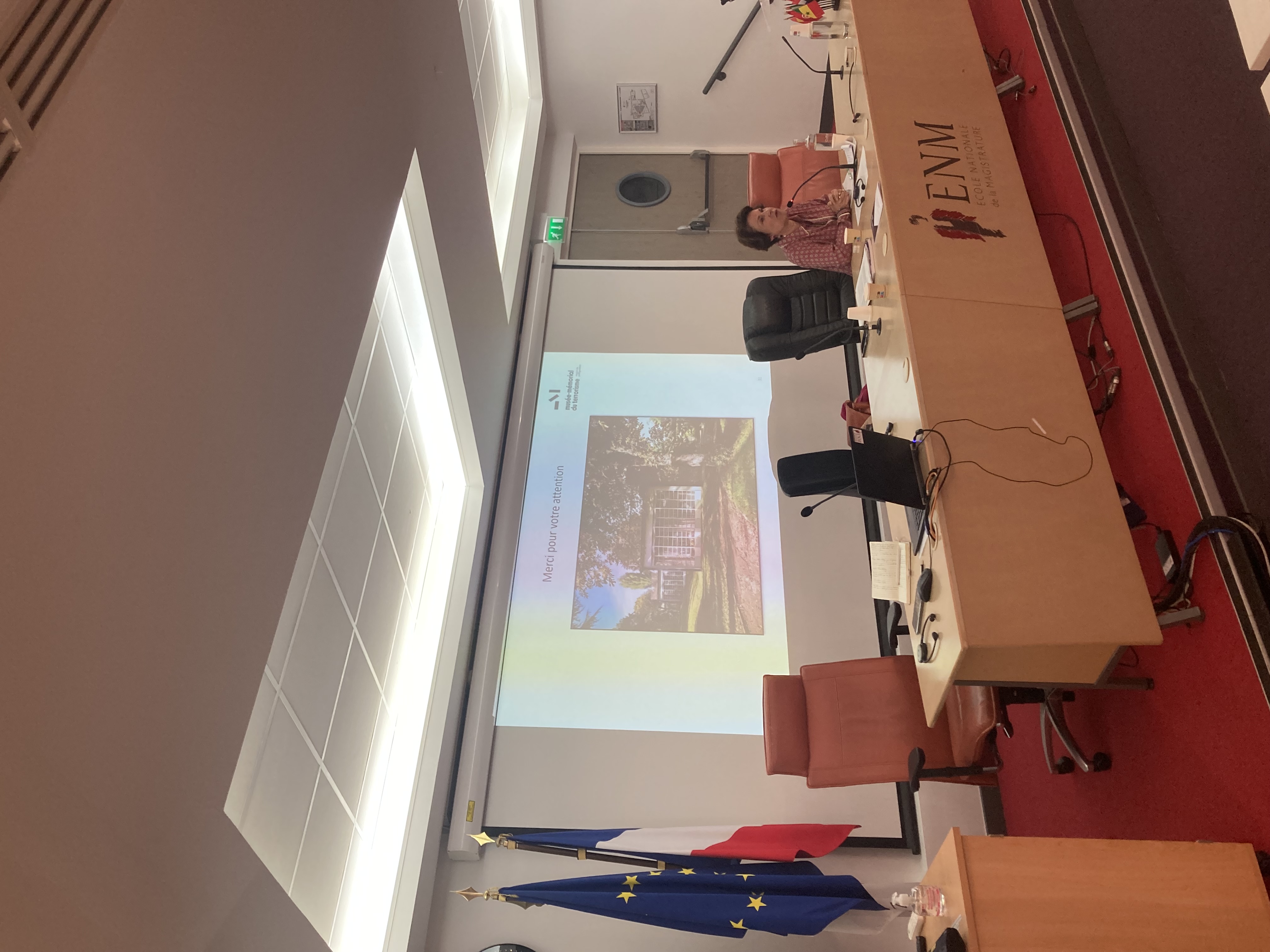 image de la directrice générale du MMT présentant le projet devant du publict dev