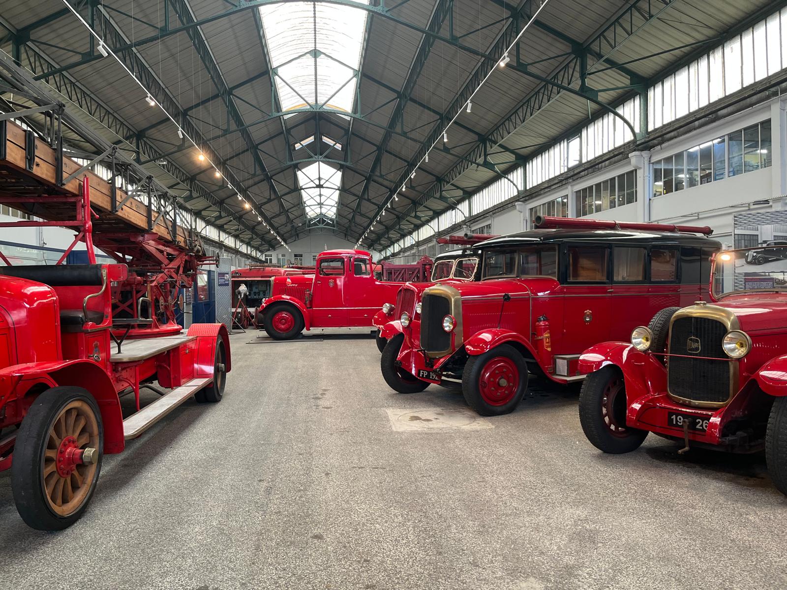 photographie de plusieurs véhicules de pompiers de différentes époques