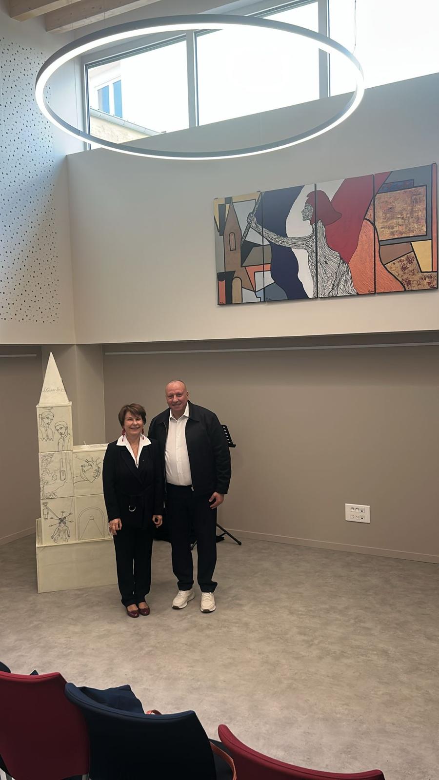 image montrant deux personnes devant une peinture et la maquette de la cathédrale de Strasbourg