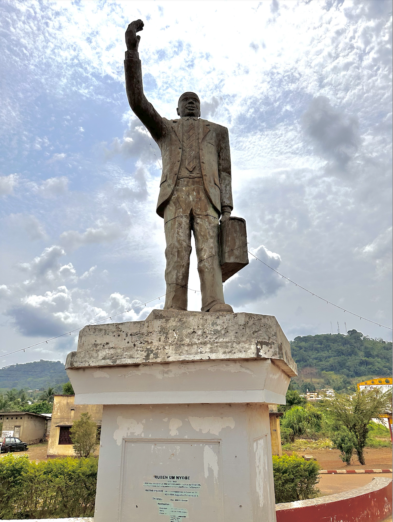 •	Statue de Ruben Um Nyobè à Eséka (Sanaga-Maritime), 2 mars 2024 