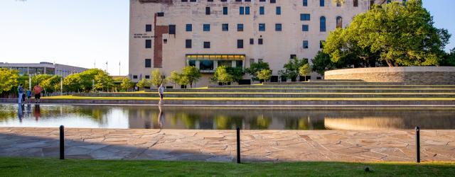 Photographie du Musée mémorial national d'Oklahoma City présentant un jardin et une retenue d'eau