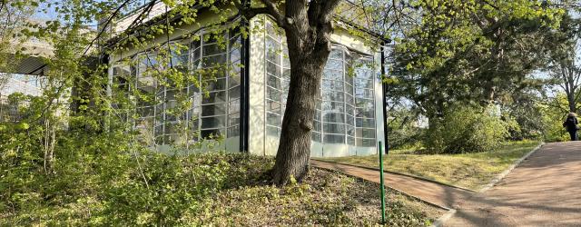 image d'un des pavillons de l'Ecole de plein air. La forme est celle d'un rectangle avec des fenêtres en verre.