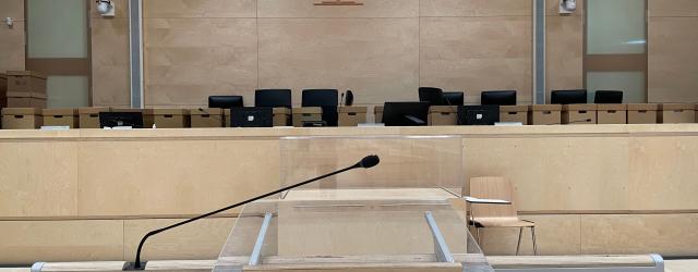 photographie de la barre de témoin de la salle des Grands Procès