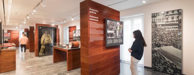 image d'une personne lisant un cartel d'exposition