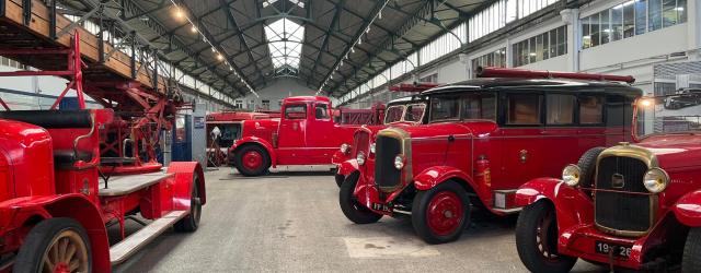 photographie de véhicules de pompiers de différentes époques