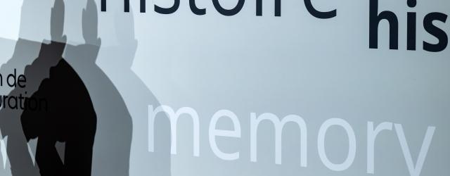 photographie d'une bâche avec le mot histoire et le mot memory