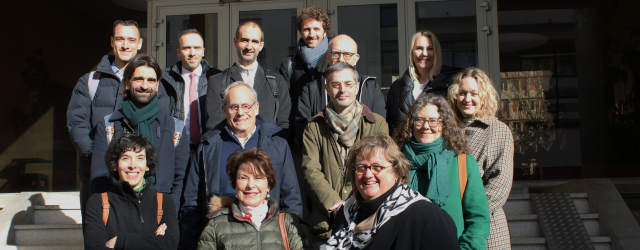 Photo de groupe des directeurs de musée devant l'entré de la caserne Lourcine