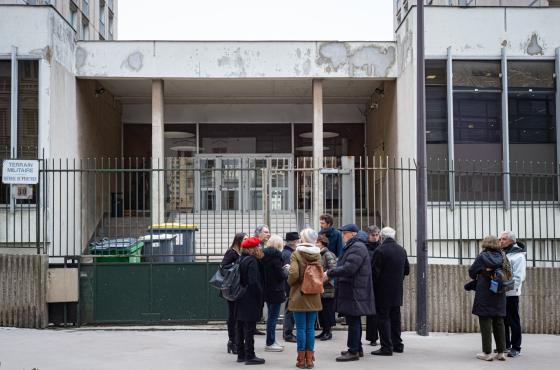 Membres du MMT devant l'entrée de la caserne Lourcine