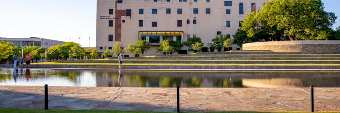 Photographie du Musée mémorial national d'Oklahoma City présentant un jardin et une retenue d'eau