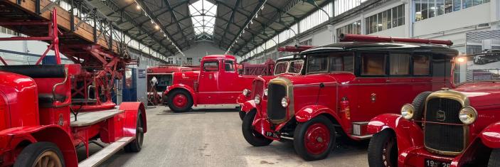photographie de véhicules de pompiers de différentes époques