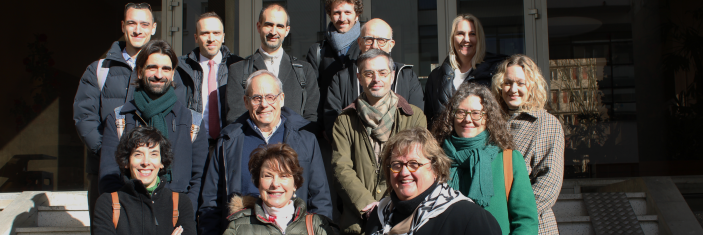 Photo de groupe des directeurs de musée devant l'entré de la caserne Lourcine